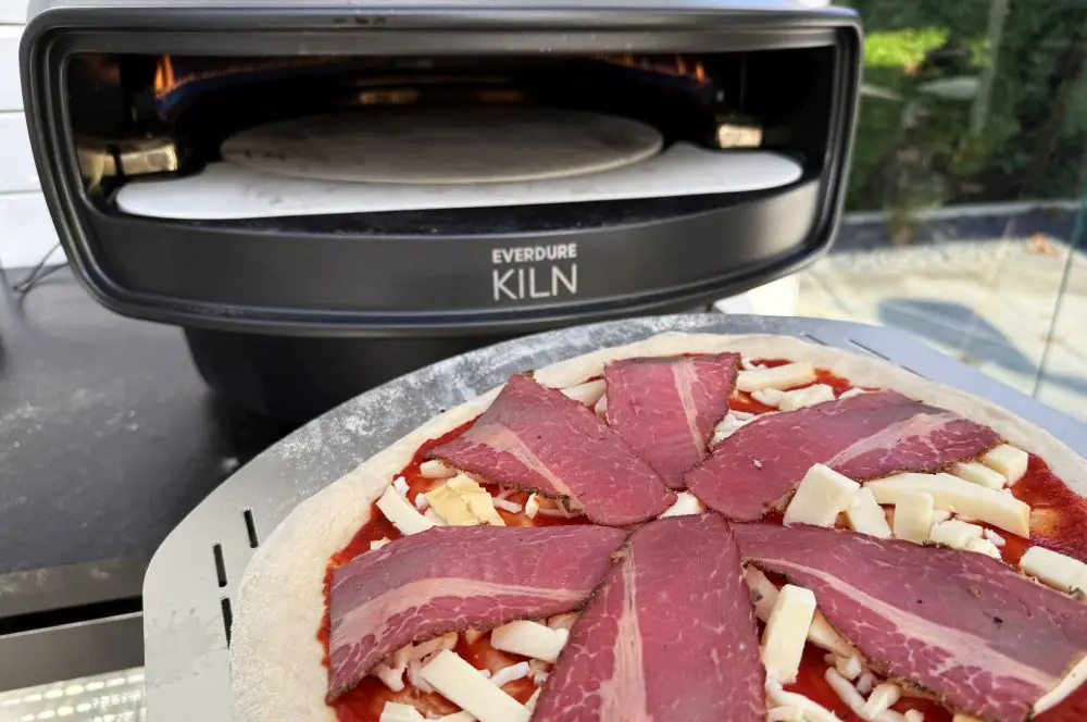 Drei-Käse-Pizza mit Pastrami und kandierten Jalapeños 2 Die 3-Käse-Pizza mit Pastrami ist bereit für den Pizzaofen