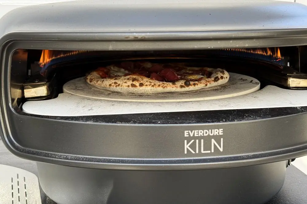 Drei-Käse-Pizza mit Pastrami und kandierten Jalapeños 3 Die Pizza braucht nur 60-70 Sekunden im Everdure KILN