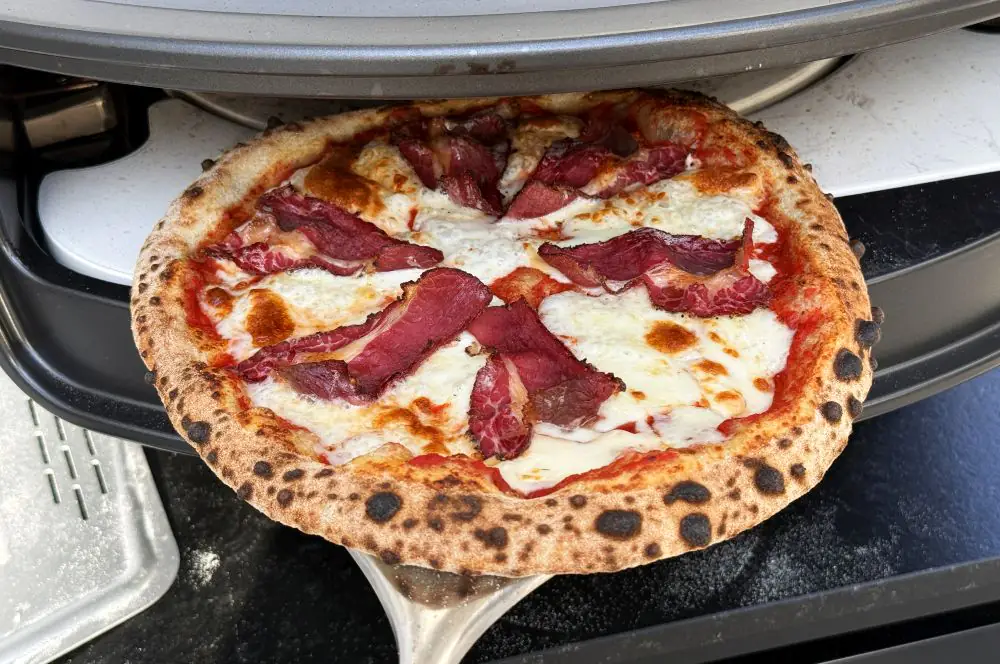 Drei-Käse-Pizza mit Pastrami und kandierten Jalapeños 4 Die 3-Käse-Pizza hat das typische Leoparding bekommen
