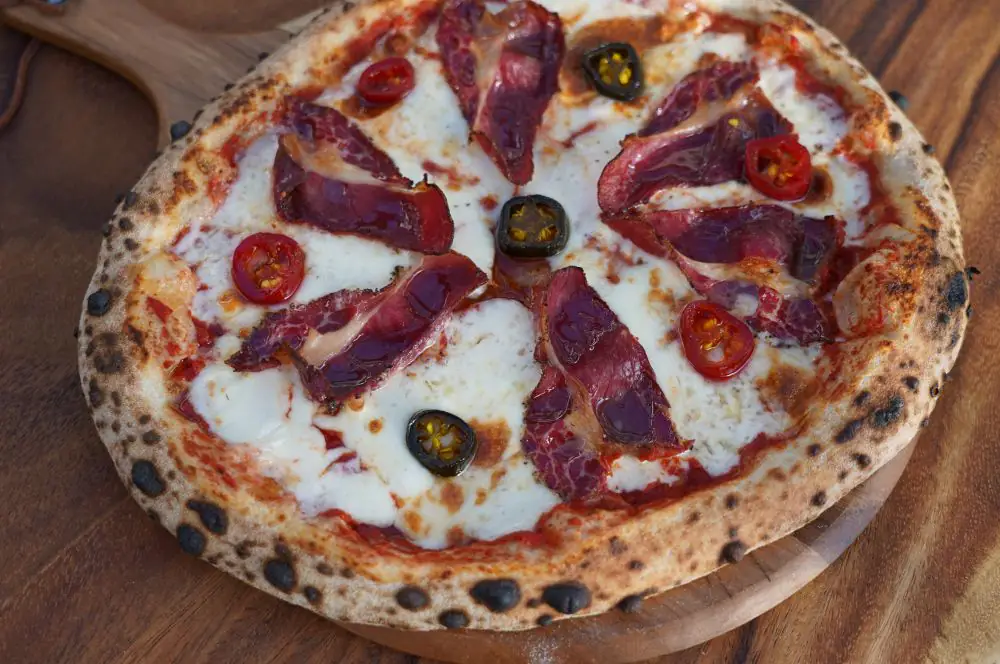 Drei-Käse-Pizza mit Pastrami und kandierten Jalapeños 5 Drei-Käse-Pizza mit Pastrami und kandierten Jalapeños