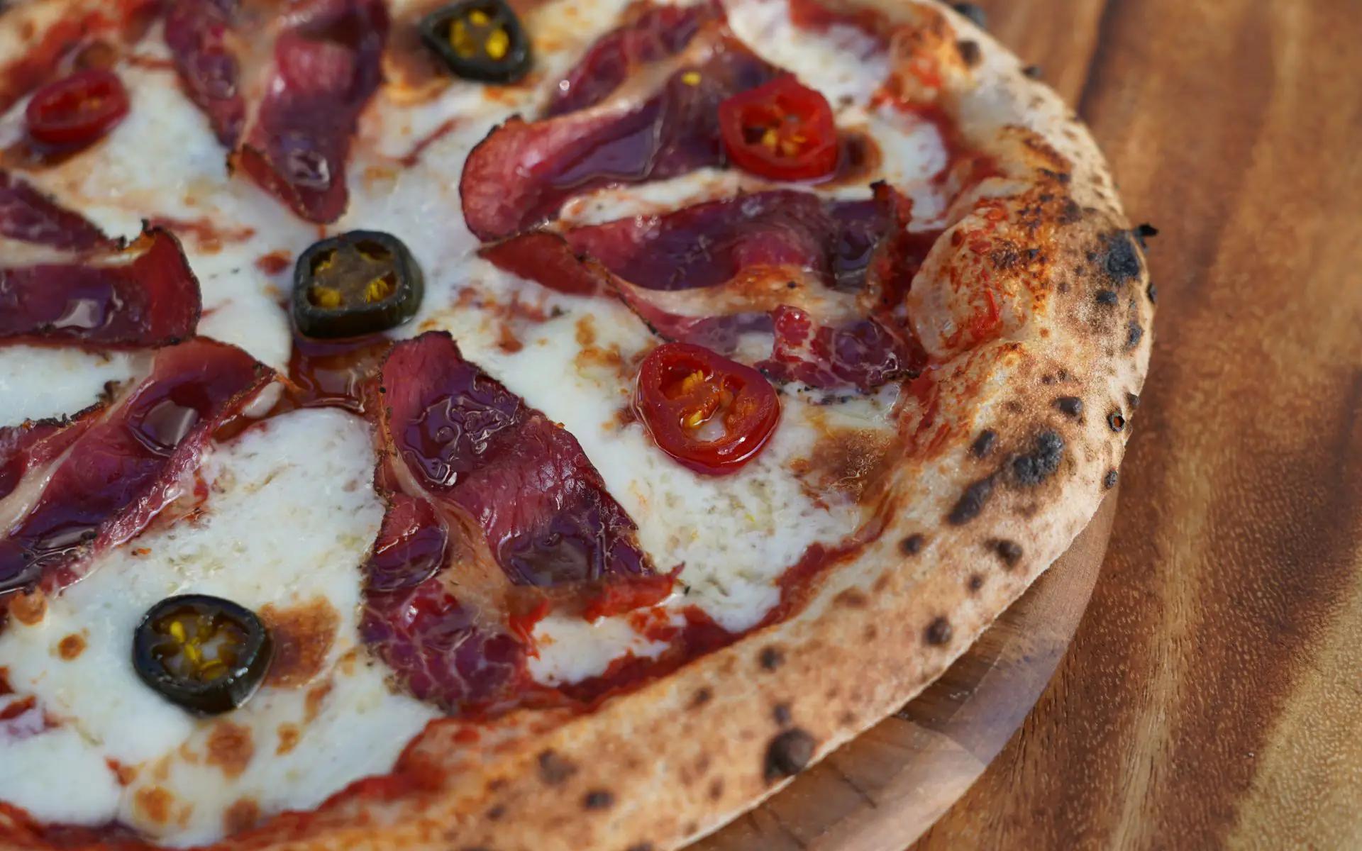 Drei-Käse-Pizza mit Pastrami und kandierten Jalapeños | BBQPit.de pastrami-grilled-cheese-sandwich-3 Kaese Pizza Pastrami-Pastrami-Grilled-Cheese-Sandwich mit Scamorza und Balsamico-Zwiebeln