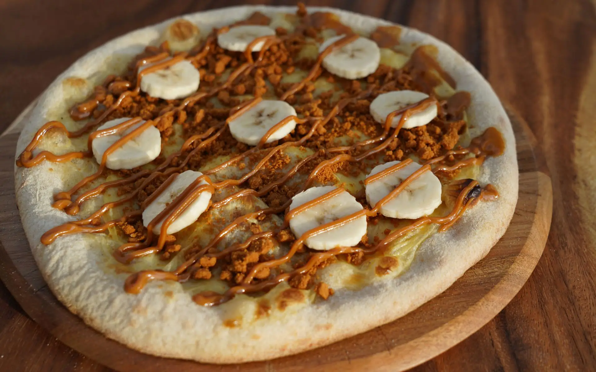 Biscoff-Pizza mit Vanillepudding und Banane | BBQPit.de tomatenpizza-Biscoff Pizza Banane-Tomatenpizza mit frischen und halbgetrockneten Tomaten
