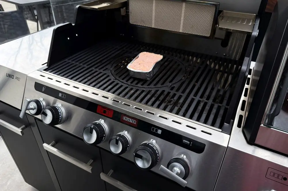 Der Fleischkäse wird im Enders UNIQ Pro Gasgrill aufgebacken