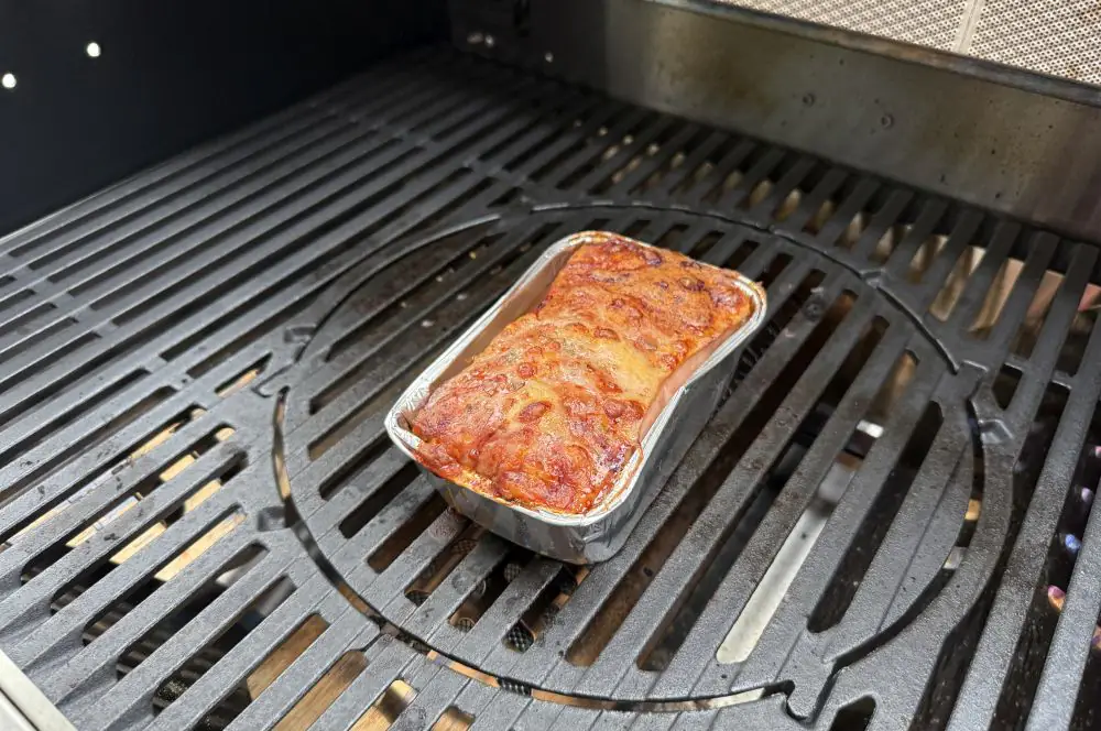 Der Donlicate Fleischkäse war für etwa 50 Minuten bei 140°C im Grill