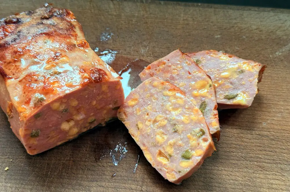 Im Donlicate Fleischkäse ist reichlich Cheddar enthalten
