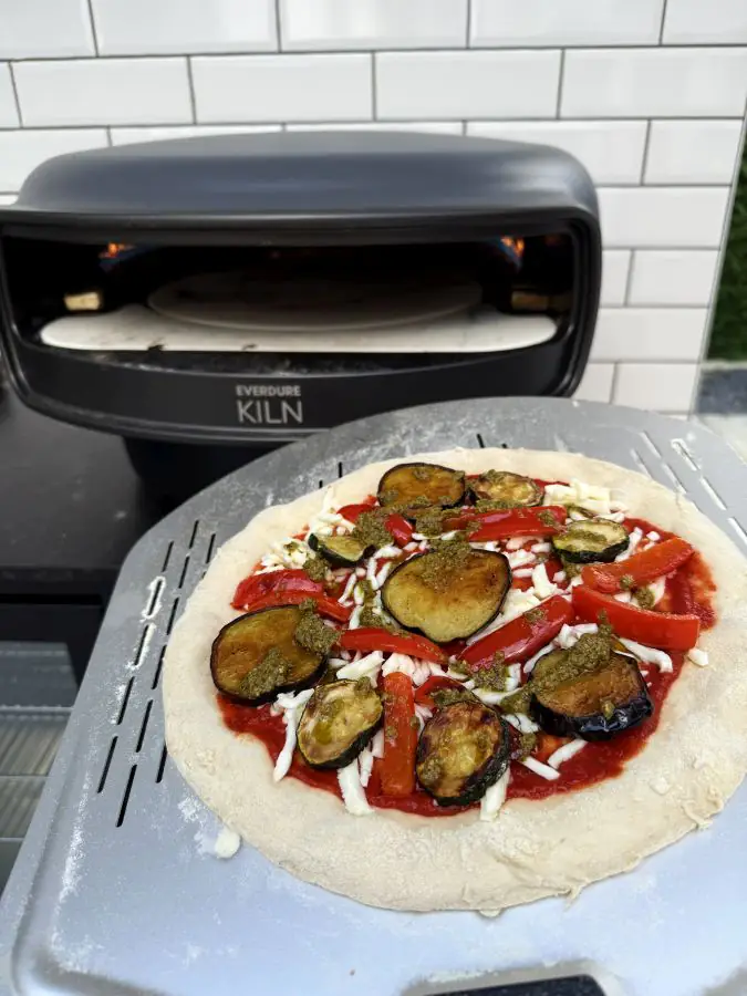 Vegetarische Pizza mit Grillgemüse und Pesto 2 Die Pizza ist bereit für den Pizzaofen