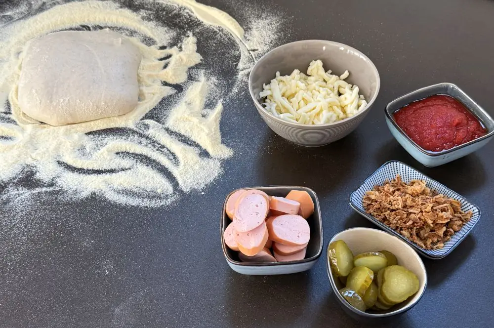 Hot Dog Pizza mit Röstzwiebeln und eingelegten Gurken 1 Alle Zutaten für die Hot Dog Pizza auf einen Blick