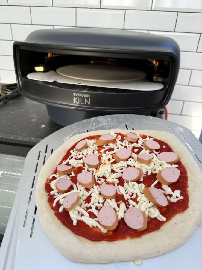 Hot Dog Pizza mit Röstzwiebeln und eingelegten Gurken 2 Die Hot Dog Pizza ist bereit für den Pizzaofen