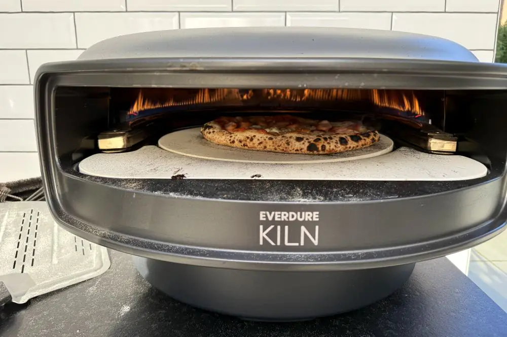 Hot Dog Pizza mit Röstzwiebeln und eingelegten Gurken 3 Die Hot Dog Pizza wird im Everdure KILN Pizzaofen gebacken