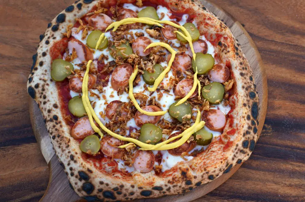 Hot Dog Pizza mit Röstzwiebeln und eingelegten Gurken 4 Hot Dog Pizza mit Röstzwiebeln und eingelegten Gurken