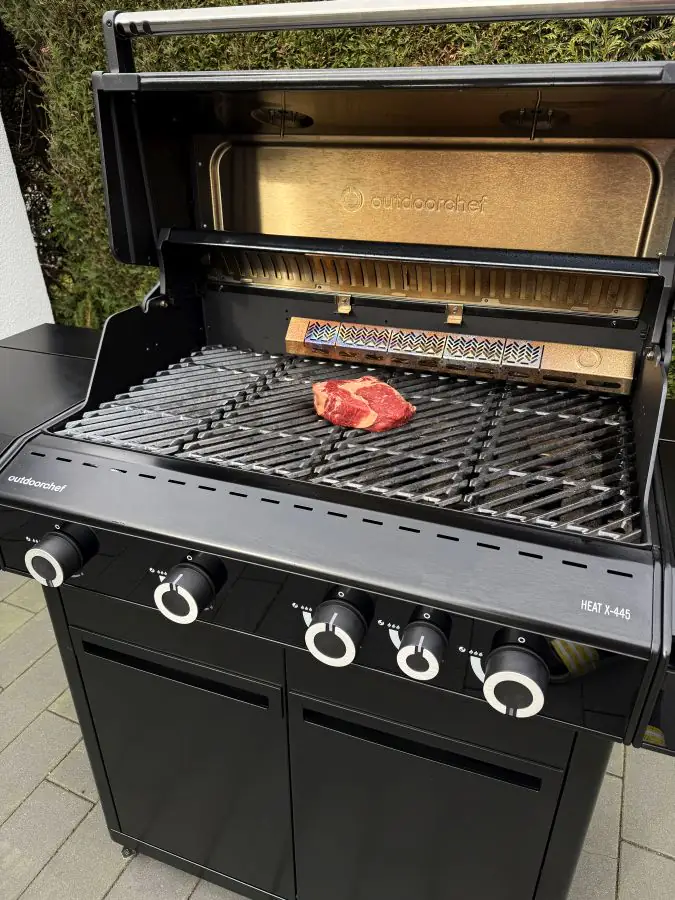 Grand Muh Entrecôte mit BBQ-Butter 3 Das Grand Muh Entrecôte wird zunächst indirekt gegrillt