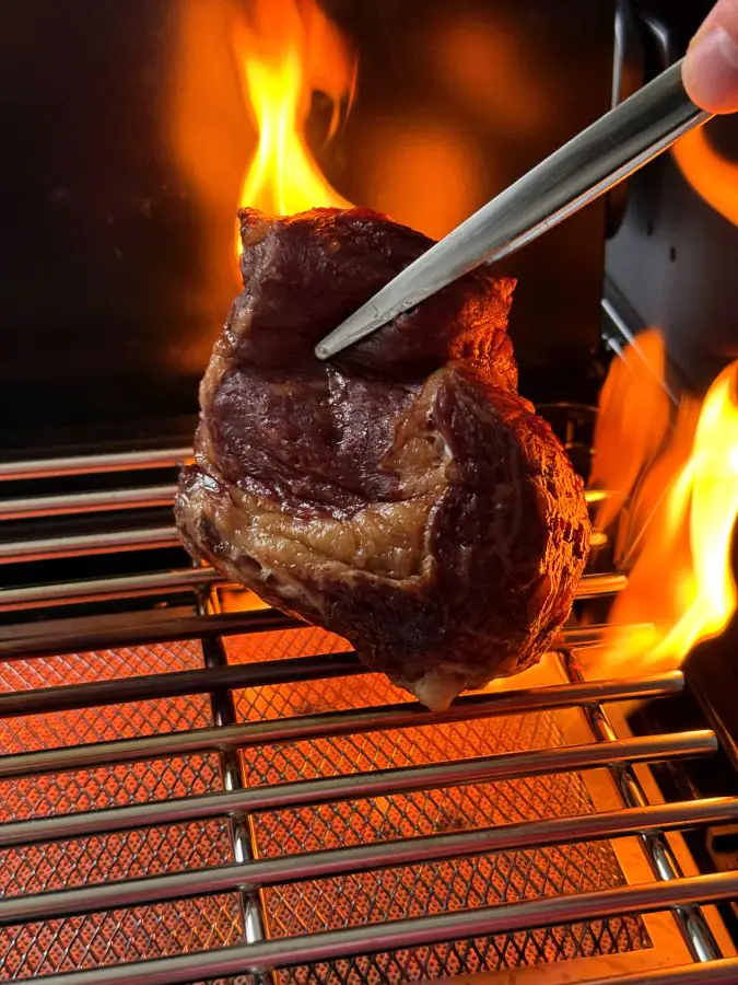 Grand Muh Entrecôte mit BBQ-Butter 4 Das Steak wird auf der Blazing Zone gegrillt