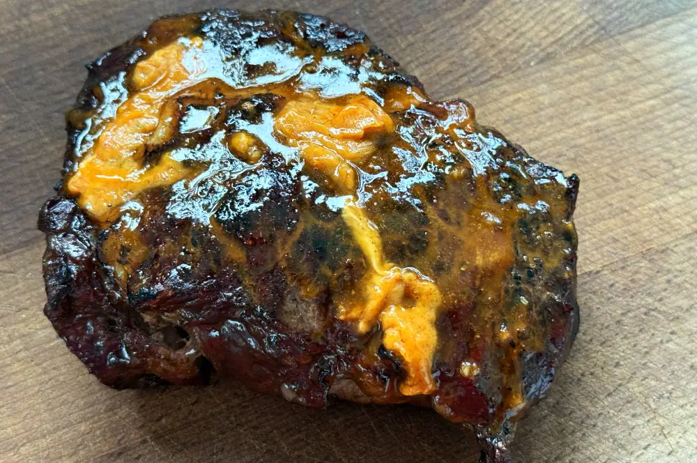 Grand Muh Entrecôte mit BBQ-Butter 5 Das Steak wird mit BBQ-Butter bestrichen