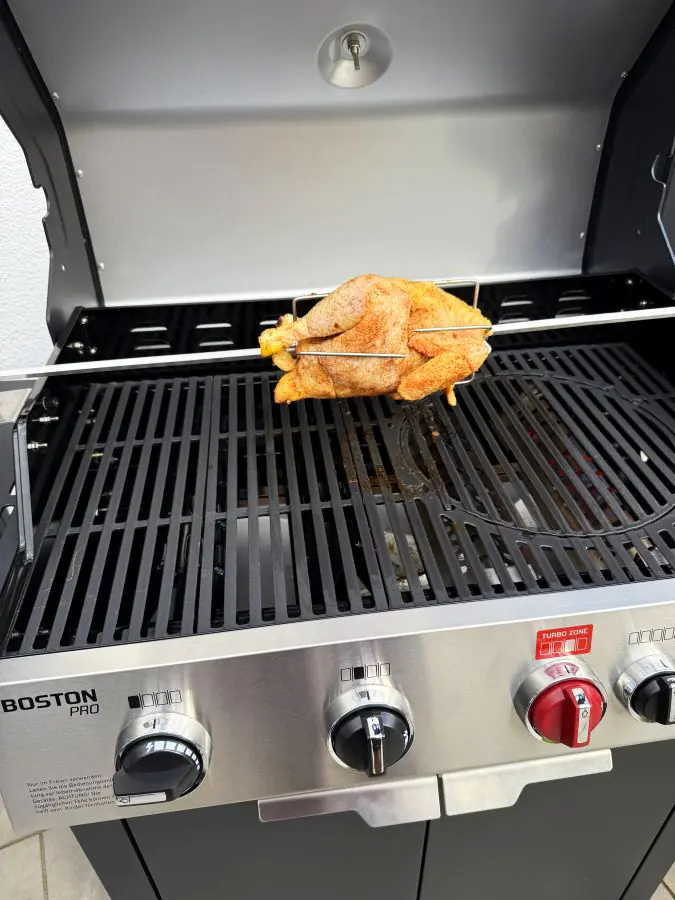 Orangen-Rosmarin-Hähnchen vom Drehspieß 2 Das Hähnchen wird auf dem Drehspieß gegrillt