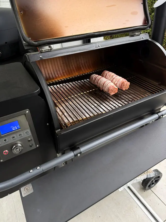 Bacon Sushi - Rezept für die Hackfleischrolle im Speckmantel 8 Das Bacon-Sushi wird im Moesta BBQ Sheriff Pelletgrill gegrillt