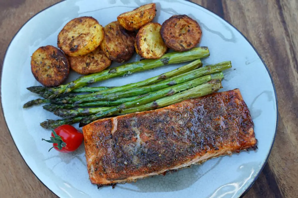 Lachsfilet mit grünem Spargel & Kartoffeln aus dem Air Fryer