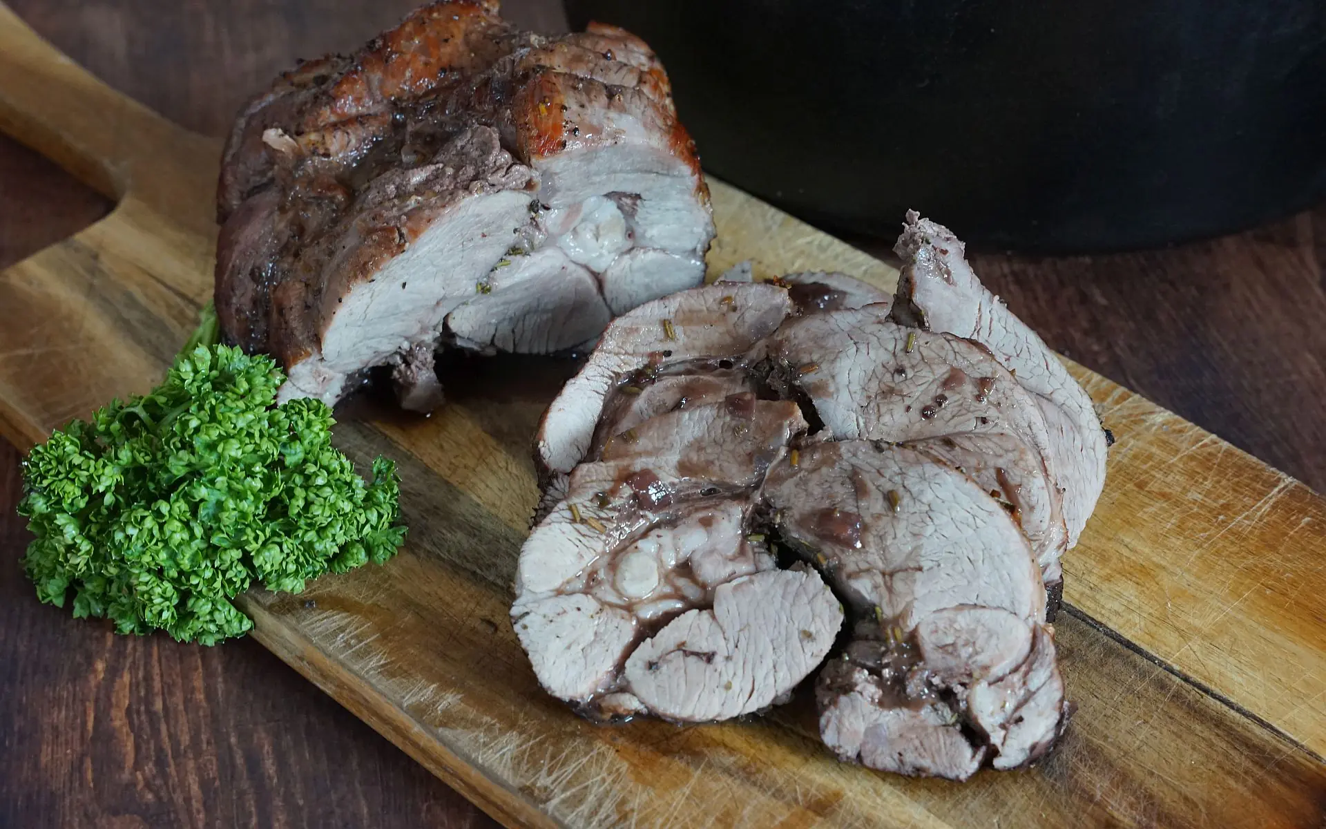 Lammkeule aus dem Dutch Oven perfekt zubereiten