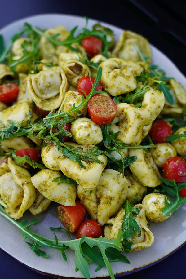 Tortellini-Salat mit Tomaten, Rucola, Pesto & Mozzarella 3 Mediterraner Tortellini-Salat mit Tomaten, Rucola, Pesto & Mozzarella