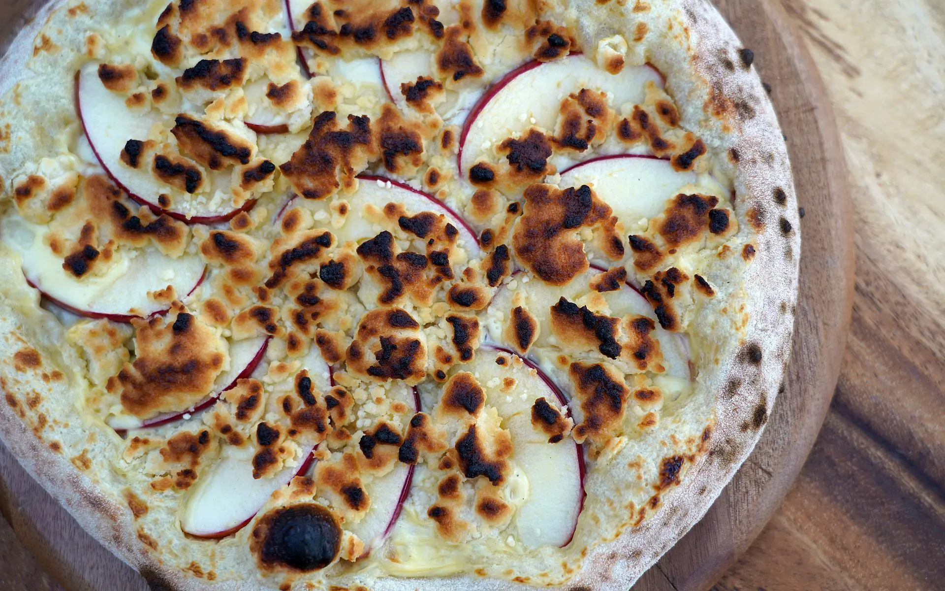 Apple Crumble Pizza - Süße Dessertpizza mit Streuseln