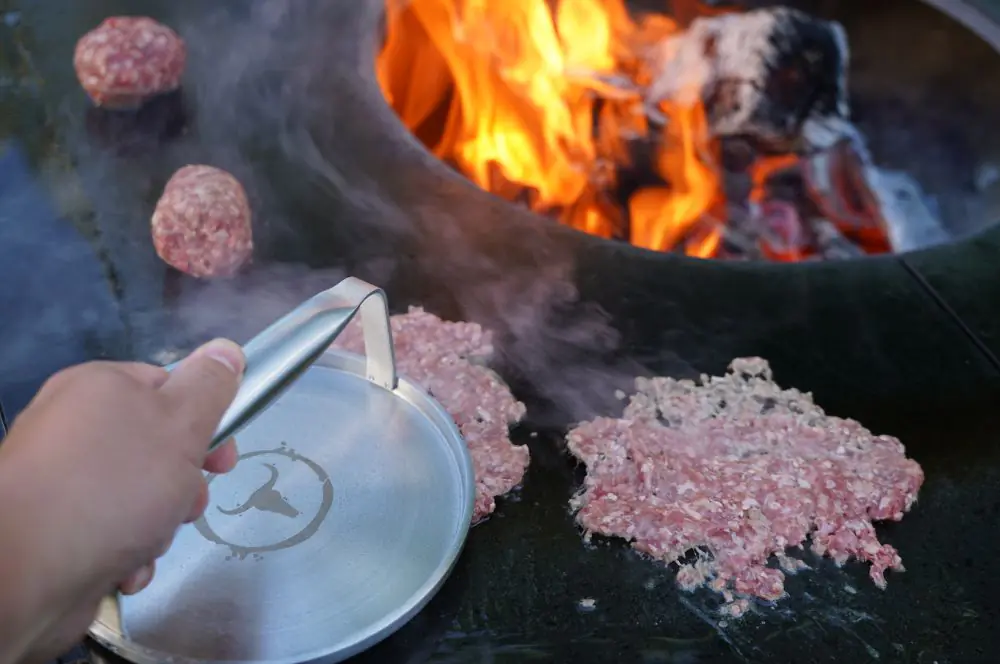 Smashburger - So gelingt er perfekt! 2 Das Hackfleisch wird "gesmasht"