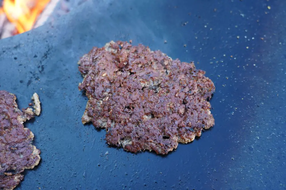 Smashburger - So gelingt er perfekt! 7 Das Patty wird gewendet
