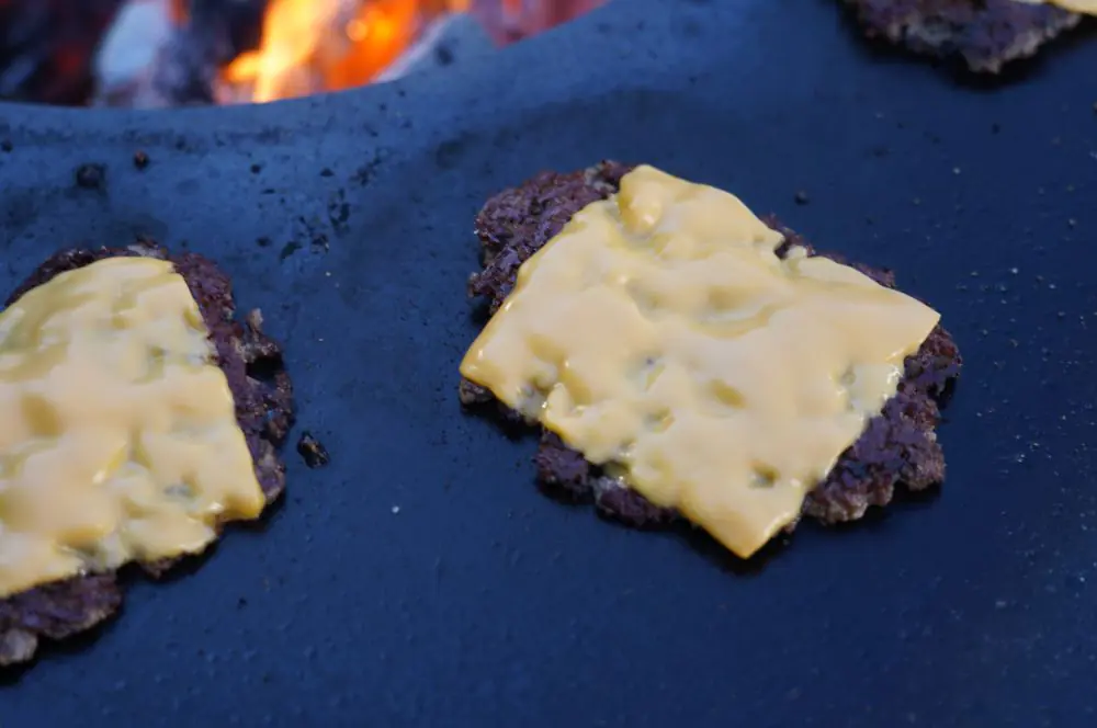 Smashburger - So gelingt er perfekt! 8 Der Käse wird auf das Patty gelegt