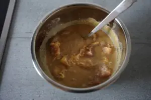 Kokos-Limetten-Hähnchenspieße 9 Kokos-Limetten-Marinade mit Hähnchenfleisch in einer Schüssel, bereit zum Grillen