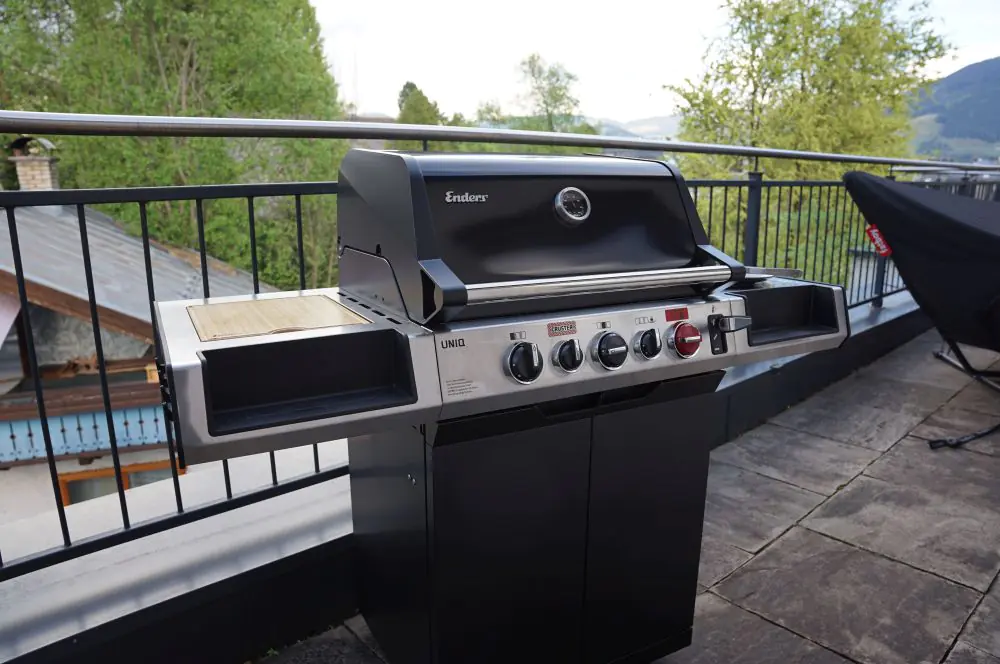 Kokos-Limetten-Hähnchenspieße 4 Die Spieße werden auf dem Enders UNIQ 4IK Cruster Gasgrill gegrillt