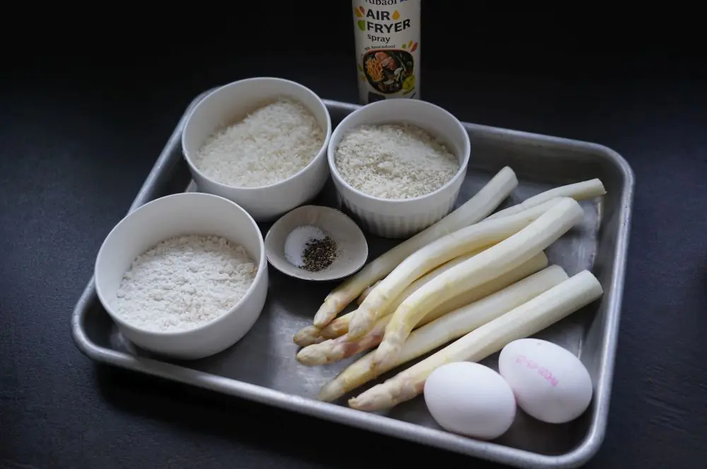 Knuspriger Panko-Parmesan-Spargel 3 Alle Zutaten für den Panko-Parmesan-Spargel auf einen Blick