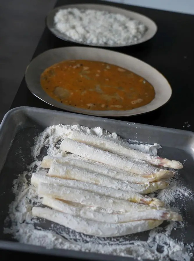 Knuspriger Panko-Parmesan-Spargel 4 Die Spargelstangen werden paniert