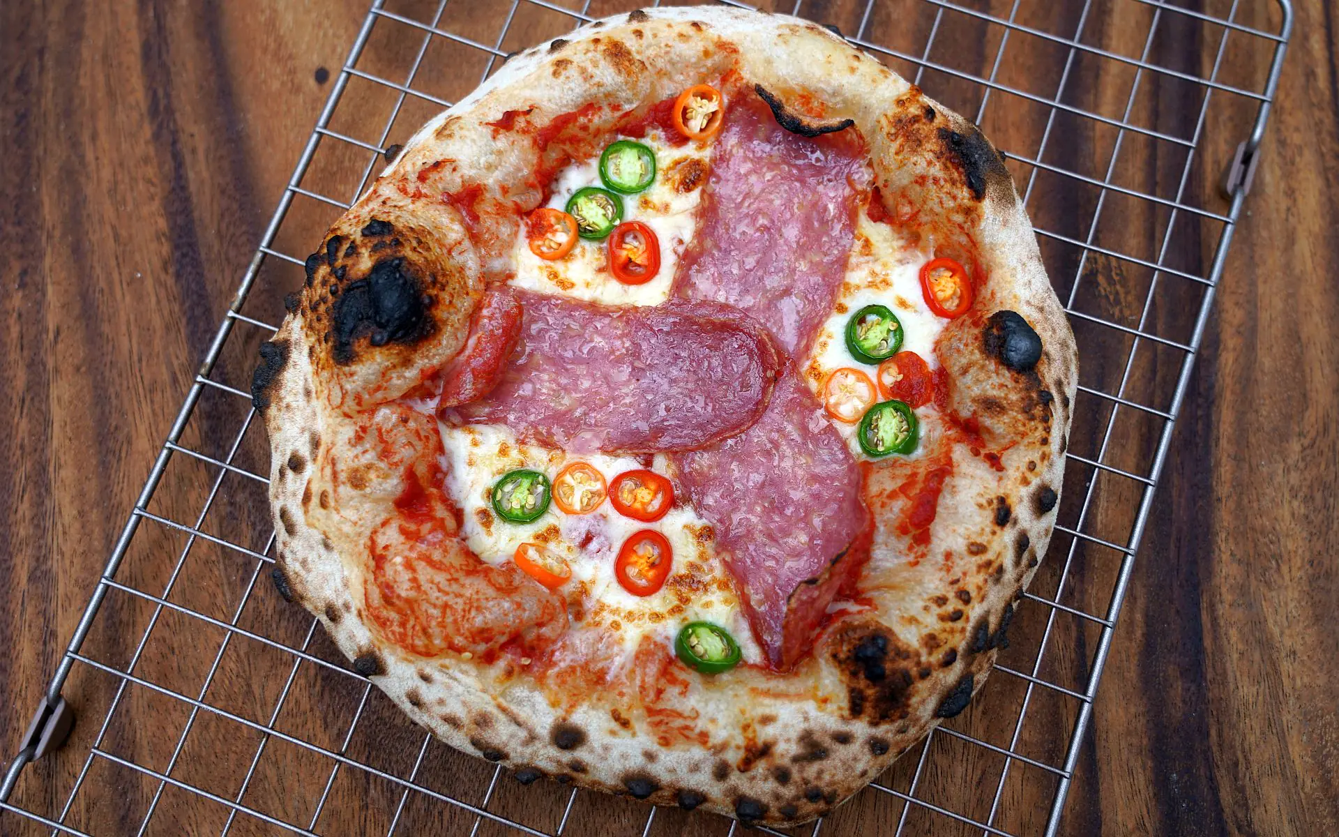 Pizza Diavolo: Rezept für die scharfe "Teufelspizza"