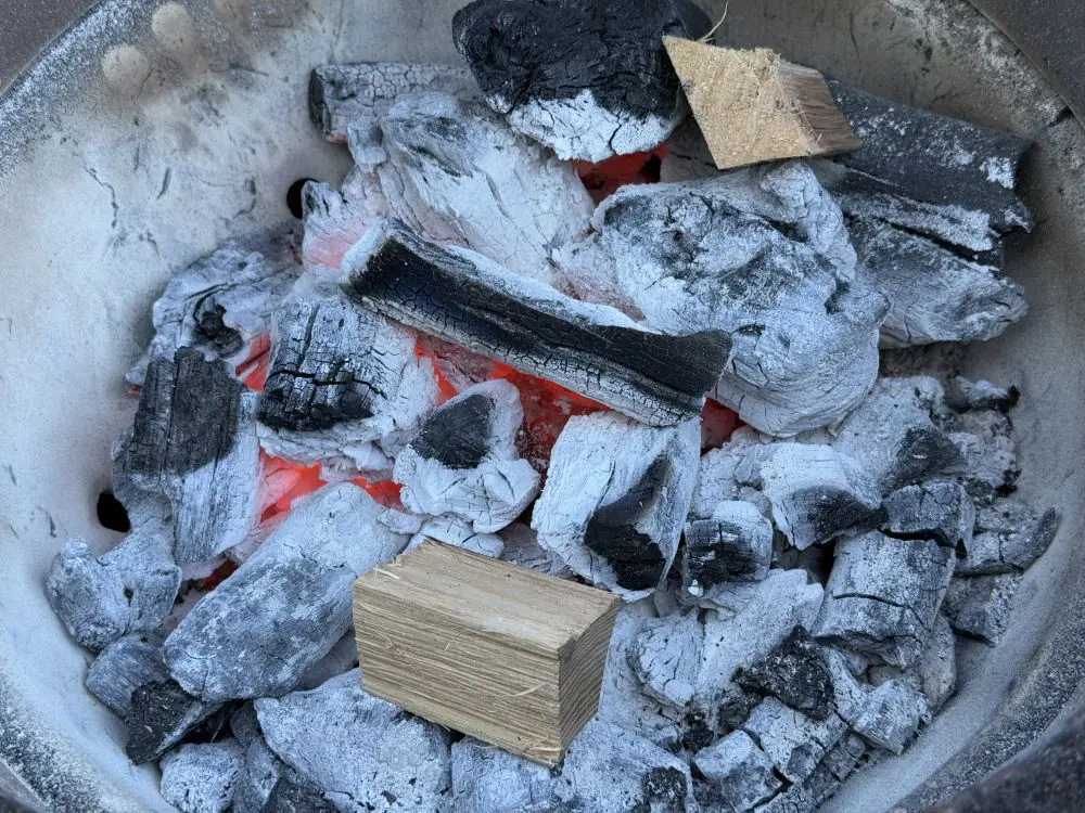Räuchern im Big Green Egg 3 Die Chunks werden auf die Glut gelegt