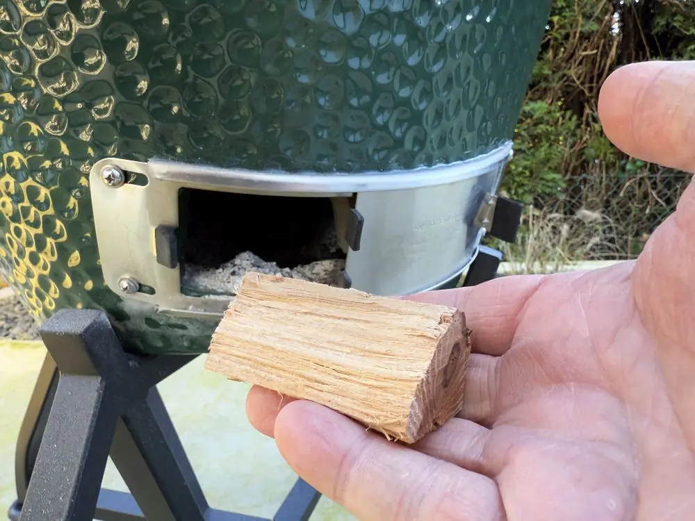 Räuchern im Big Green Egg 5 Räucherholz kann einfach durch das Zuluftventil nachgelegt werden