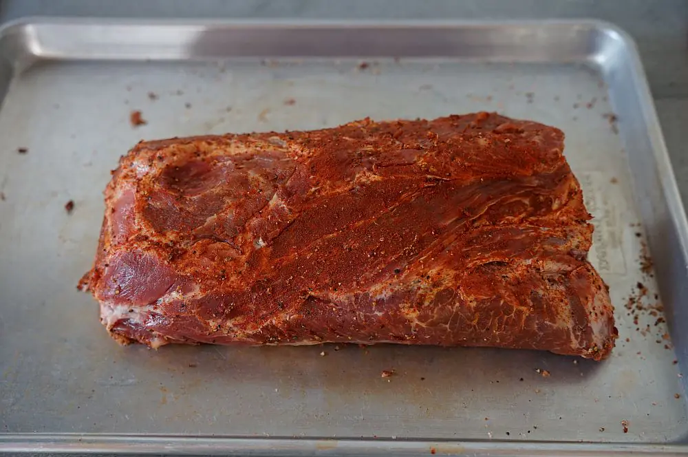Schweinebraten aus dem Dutch Oven 1 Der Schweinenacken wird gewürzt