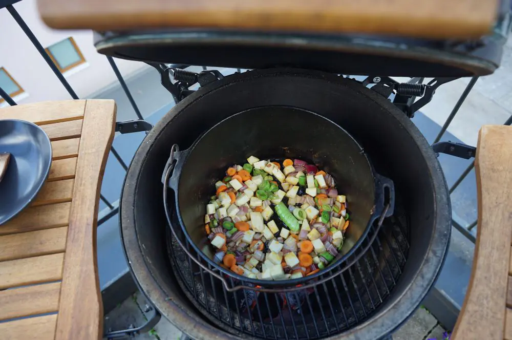 Schweinebraten aus dem Dutch Oven 4 Das Gemüse wird im Dutch Oven angeröstet