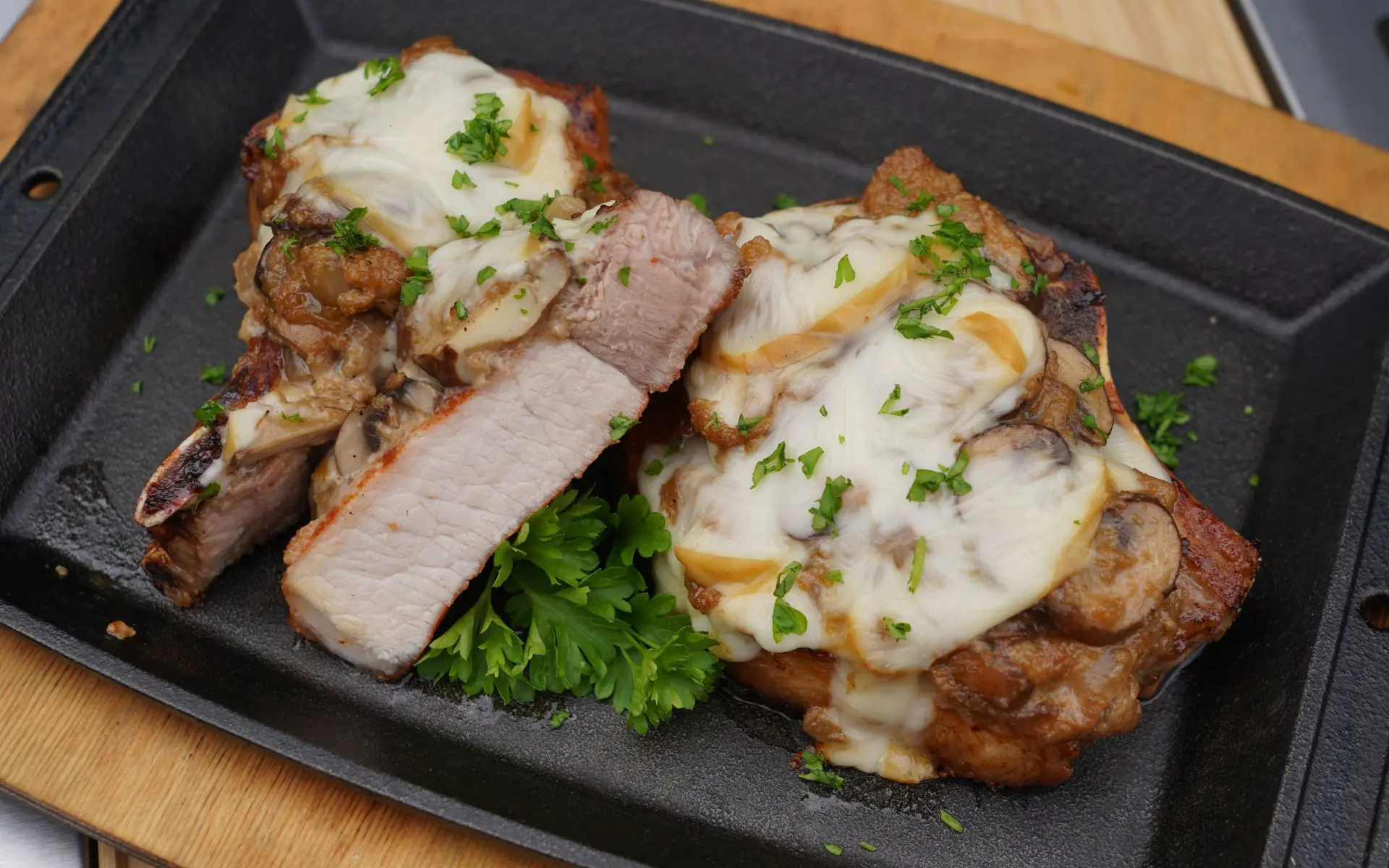 Überbackene Schweinekoteletts mit Champignons und Käse 9 Überbackene Schweinekoteletts