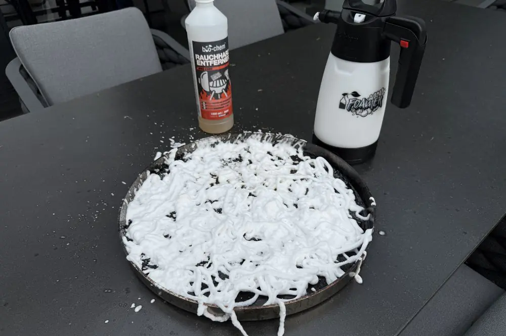 Bio-Chem Grillreiniger im BBQPit-Test 3 Die Edelstahl-Plancha wird eingeschäumt