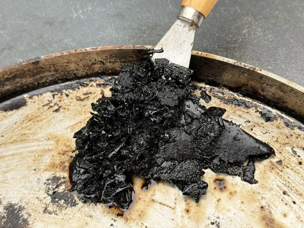 Bio-Chem Grillreiniger im BBQPit-Test 4 Die Verkrustungen lassen sich mit einem Spachtel problemlos lösen