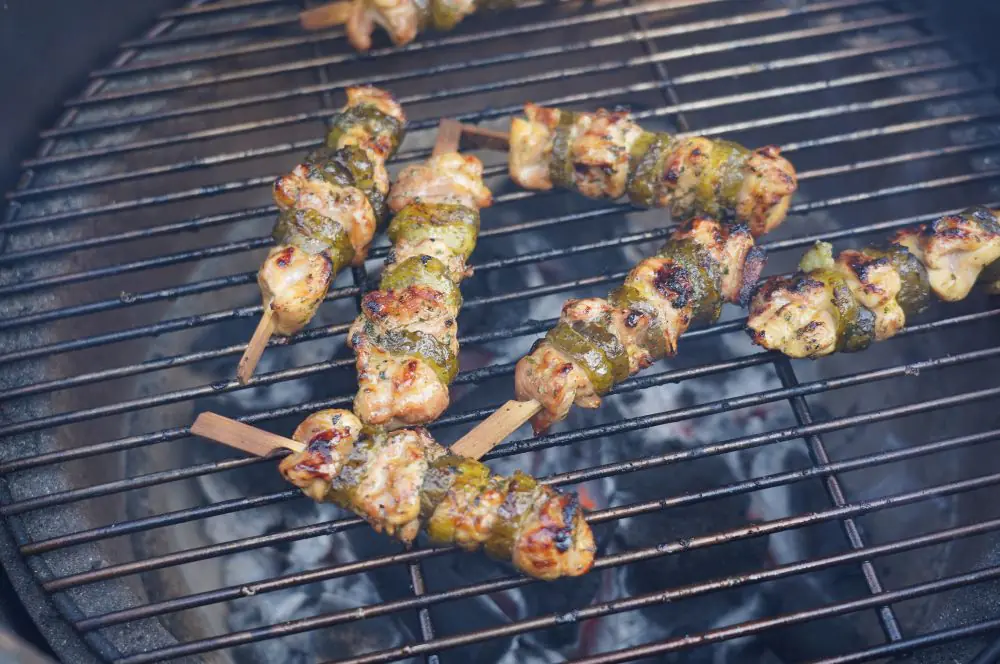 Die Hähnchenspieße mit Essiggurken werden auf dem Big Green Egg gegrillt