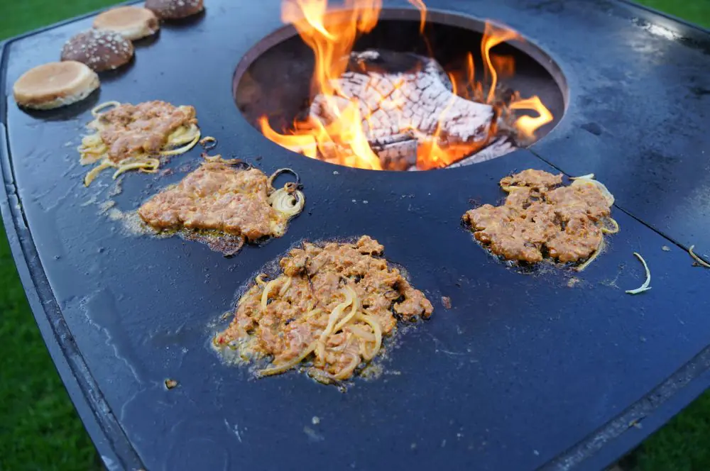Die Smashburger werden etwa drei Minuten je Seite gegrillt