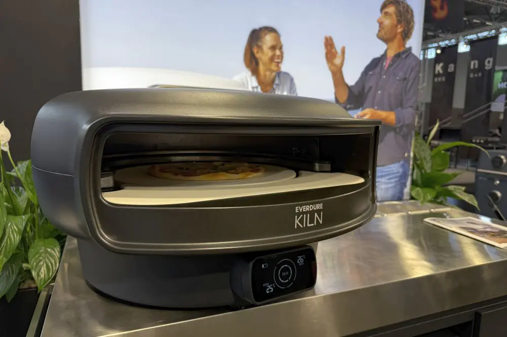 Grill-Neuheiten 2026 – Die heißesten Grilltrends der Spoga 12 Der Everdure KILN DR Pizzaofen mit digitalem Display