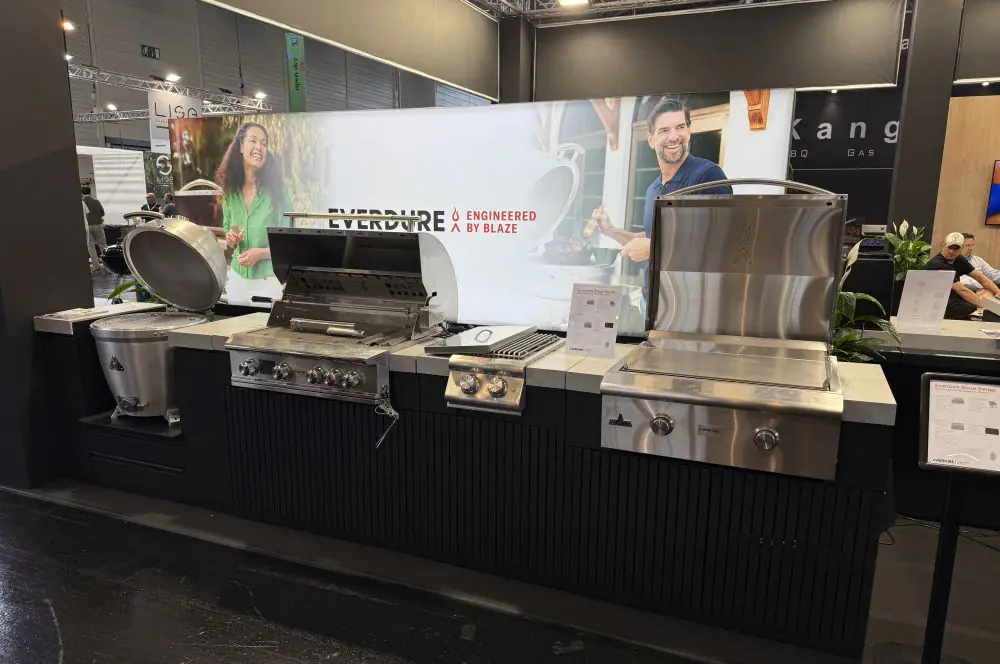Grill-Neuheiten 2026 – Die heißesten Grilltrends der Spoga 13 Everdure Seabreeze Outdoorküche mit Blaze Einbaugrills