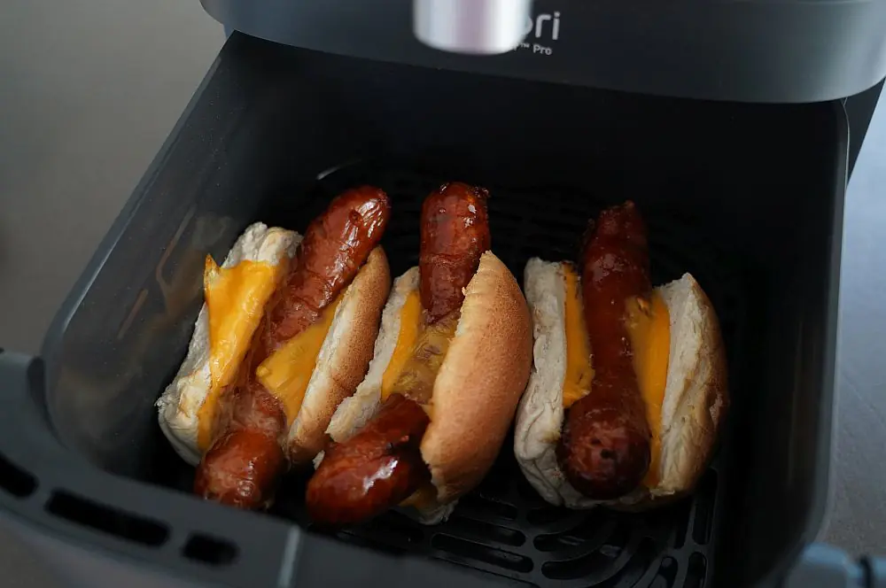 Hot Dogs aus dem Air Fryer 6 Die Hot Dogs werden im Air Fryer für zwei Minuten erwärmt