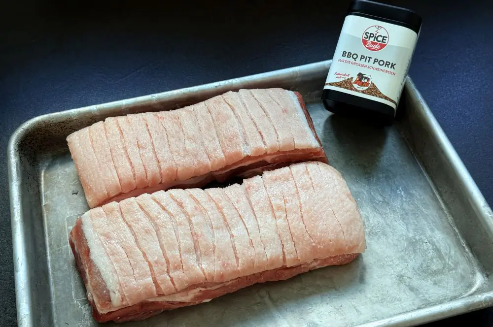 Knuspriger Schweinebauch aus der Heißluftfritteuse 1 Der Schweinebauch wird mit BBQPit Pork gewürzt