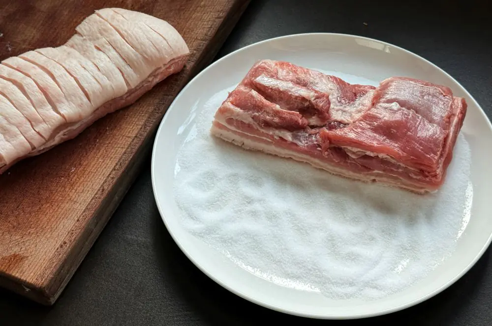 Knuspriger Schweinebauch aus der Heißluftfritteuse 2 Der Schweinebauch wird eingeschnitten