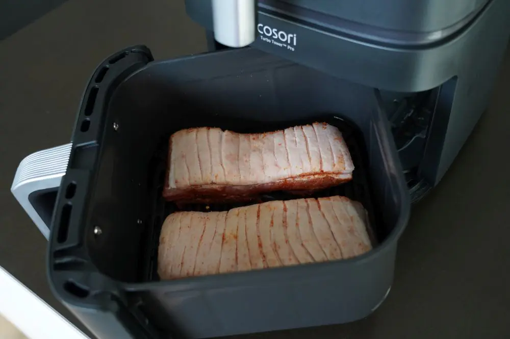 Knuspriger Schweinebauch aus der Heißluftfritteuse 5 Der Schweinebauch wird im COSORI Turbo Tower gegart