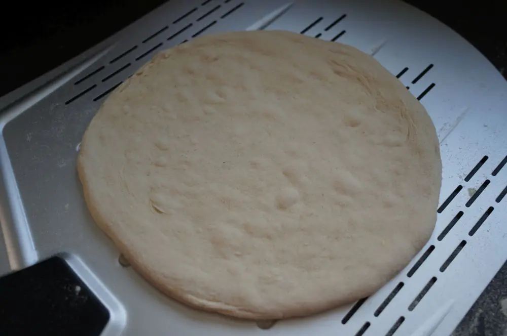 Das Sandwich wird mit neapolitanischem Pizzateig zubereitet