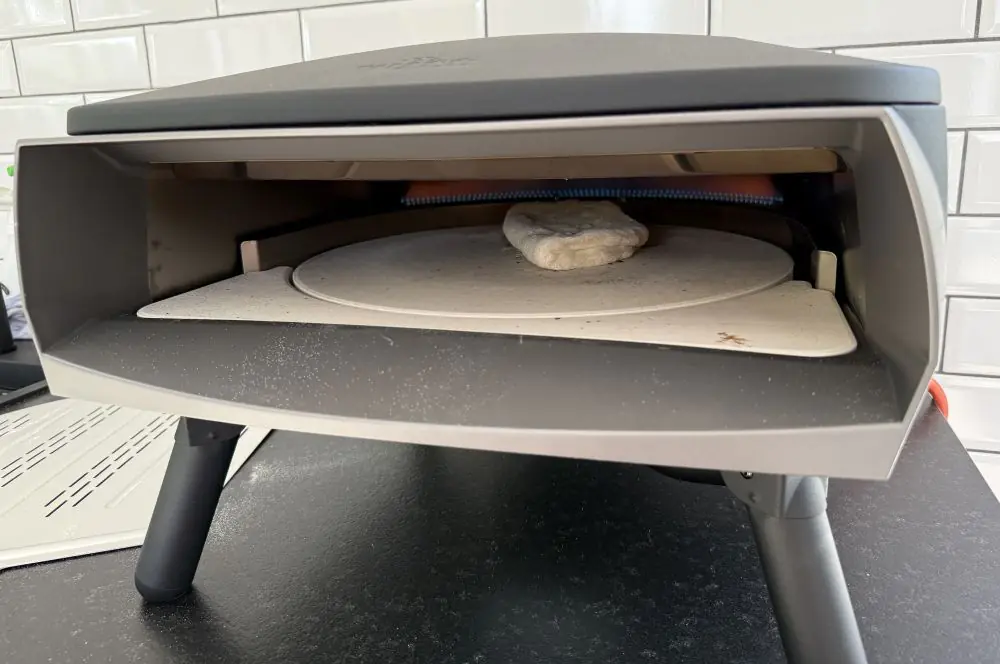 Die Pizzatasche wird im Pizzaofen gebacken