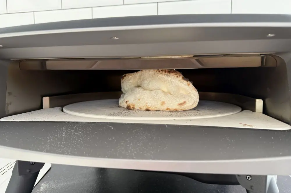 Die Pizzatasche geht im Pizzaofen auf