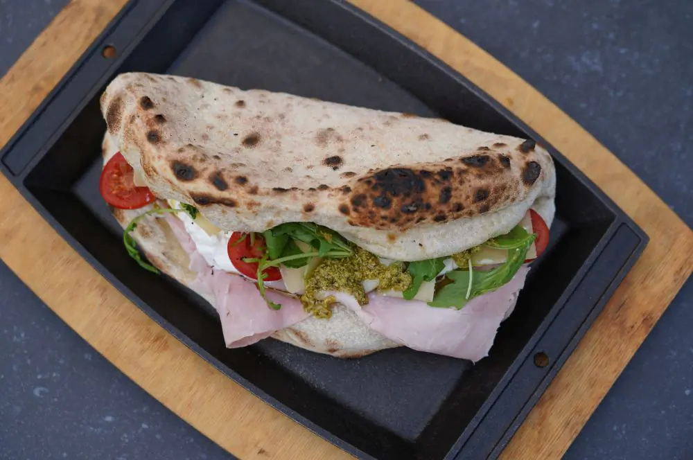 Panuozzo-Sandwich aus dem Witt Piccolo Rotante 16" Pizzaofen
